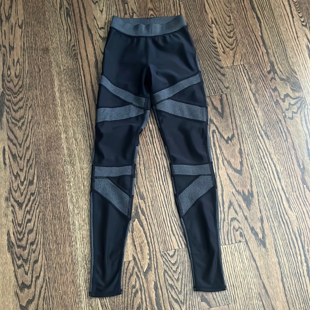 Alo yoga XS grey black ribbed leggings crisscross wrap design